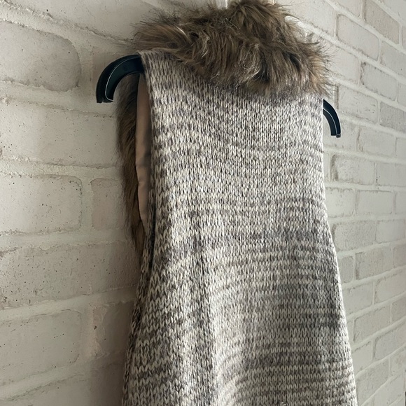 Seven Sisters (Mendocino) Knit Vest with Faux Fur Trim, Size Medium. - Picture 6 of 6